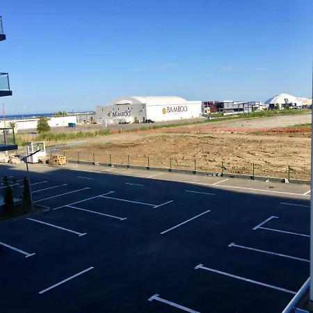 Ayan Desilva Apartment Mamaia